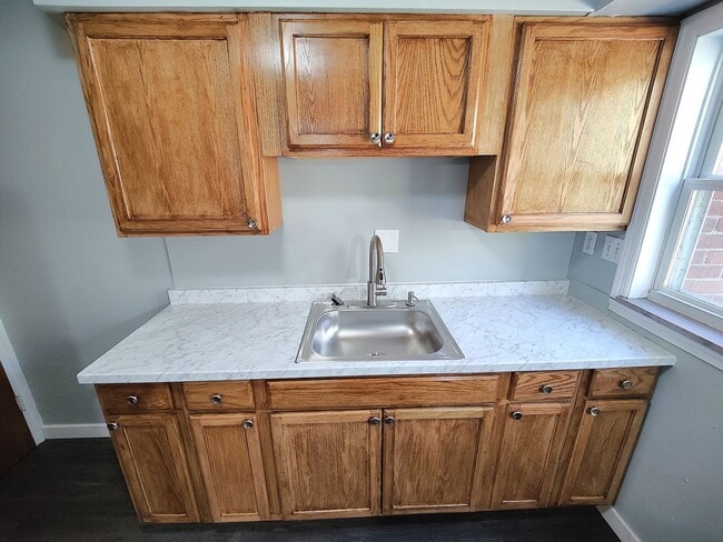 Building Photo - *Recently Updated 2BD/1BA Duplex Available in Carrick*