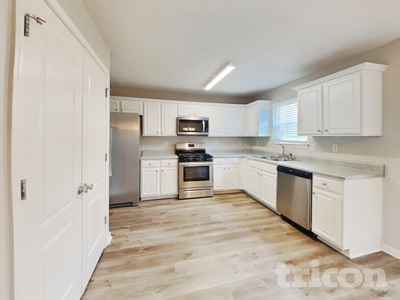 Building Photo - 124 River Pass Ct NE