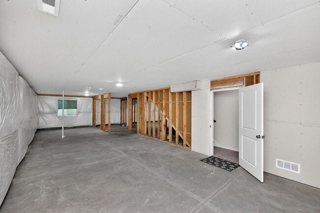 Building Photo - BEAUTIFUL CORNER LOT!! 3 Bedroom, 2 Bathroom Home in Des Moines!