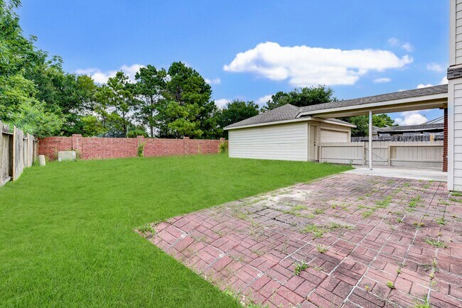 Building Photo - Beautiful 4 bedroom 2.5 bathroom with mass...