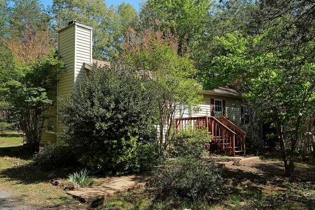 Building Photo - Pet-Friendly One-Level Lake Monticello Home