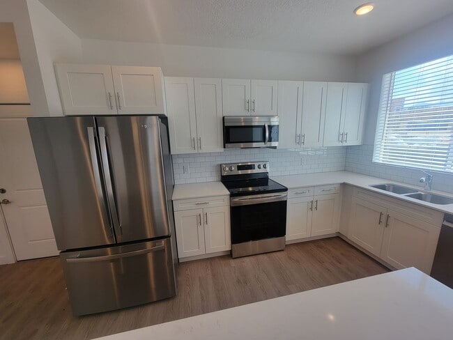 Building Photo - GORGEOUS Spacious Town Home