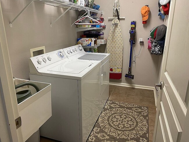 Building Photo - 27 Lacebark Ln