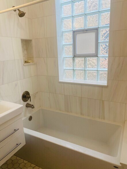 Deep tub - 2014 W Fletcher St