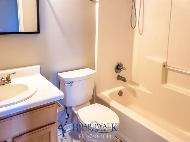Building Photo - Incredible Townhome in WVC!