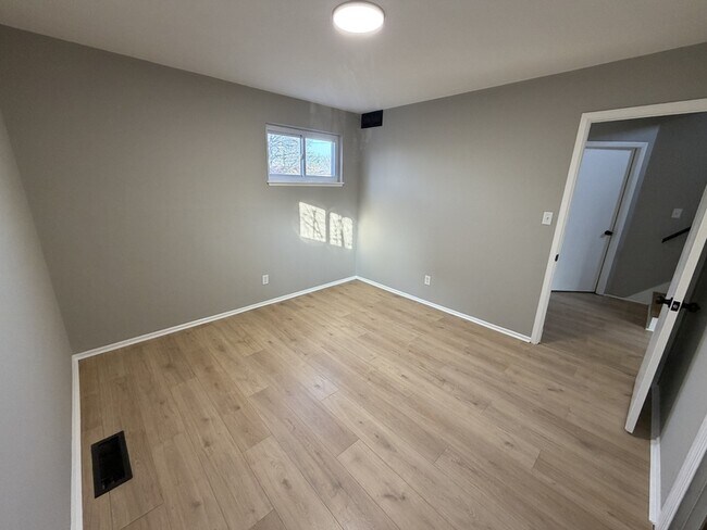 Building Photo - 4300 E 175th St