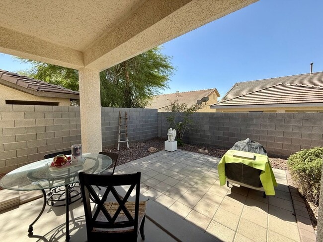 Building Photo - Charming Single-Story Townhome in Gated Southwest Community