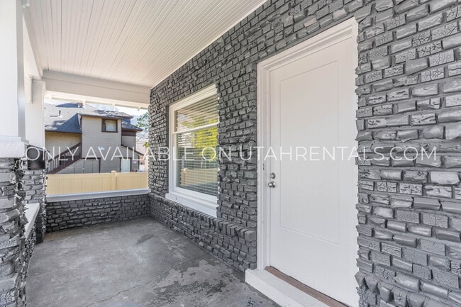 Building Photo - 231 400 N