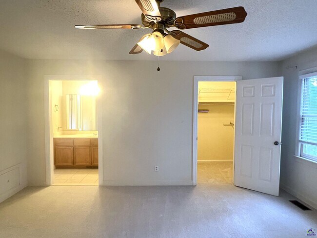 Building Photo - 115 Wedgewood Ct