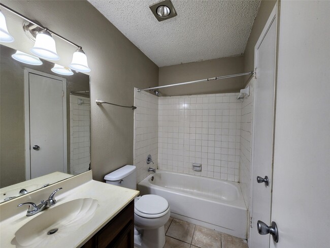 Building Photo - 17331 Red Oak Dr