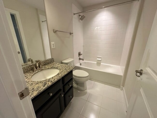Building Photo - Gorgeous 4-Bed 3.5-Bath Townhouse next to ...