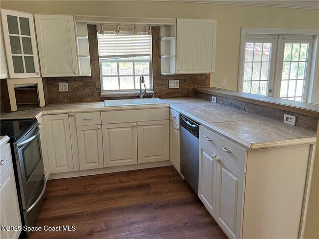 Building Photo - 1300 Eldron Blvd SE