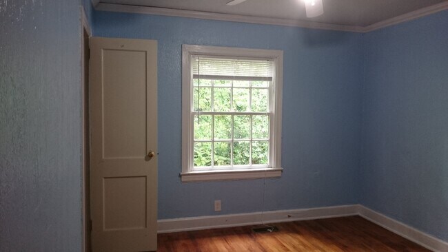 Building Photo - 2291 Kingsley Dr