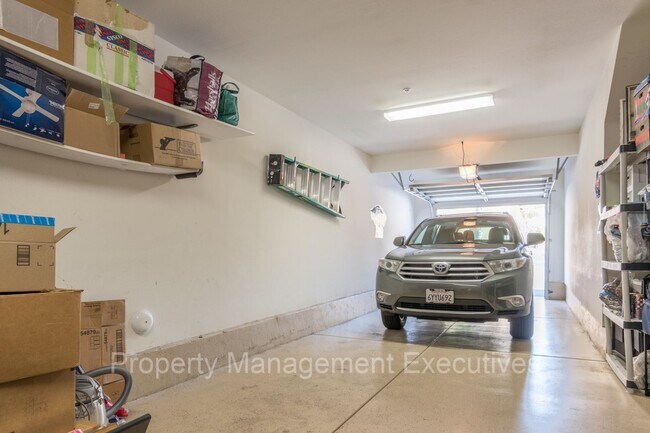 Building Photo - Beautiful 3 Bedroom, 2 Bath Townhouse with 2 car garage