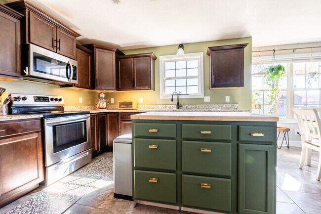 Building Photo - Pet Friendly Three Bedroom!
