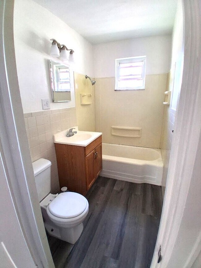 Building Photo - Newly Renovated One Bedroom Apartment in S...