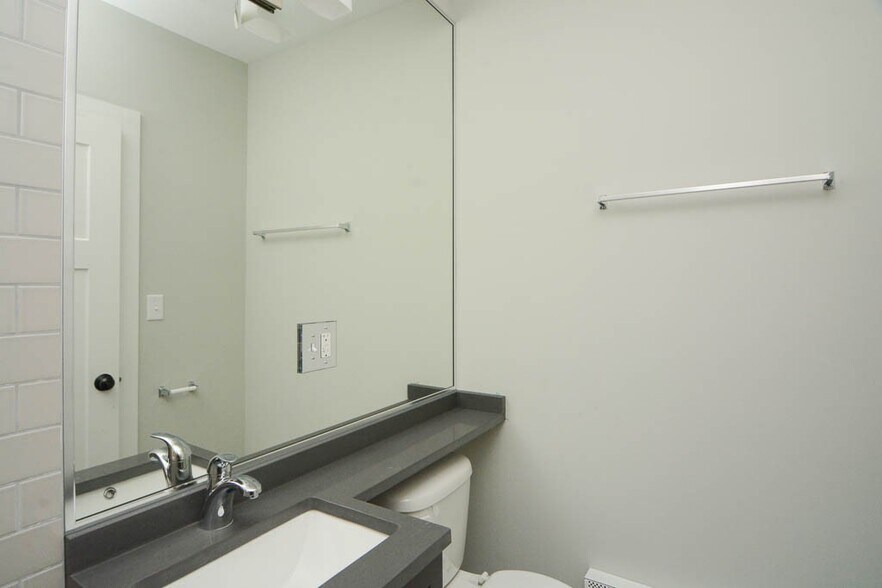 Building Photo - 432.5 W Belden Ave