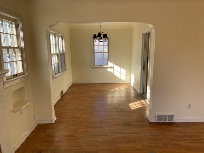 Building Photo - 528 N Sheridan Ave