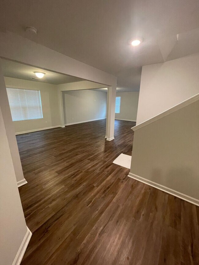 Building Photo - 3 bedroom home in Lexington area! Available in June