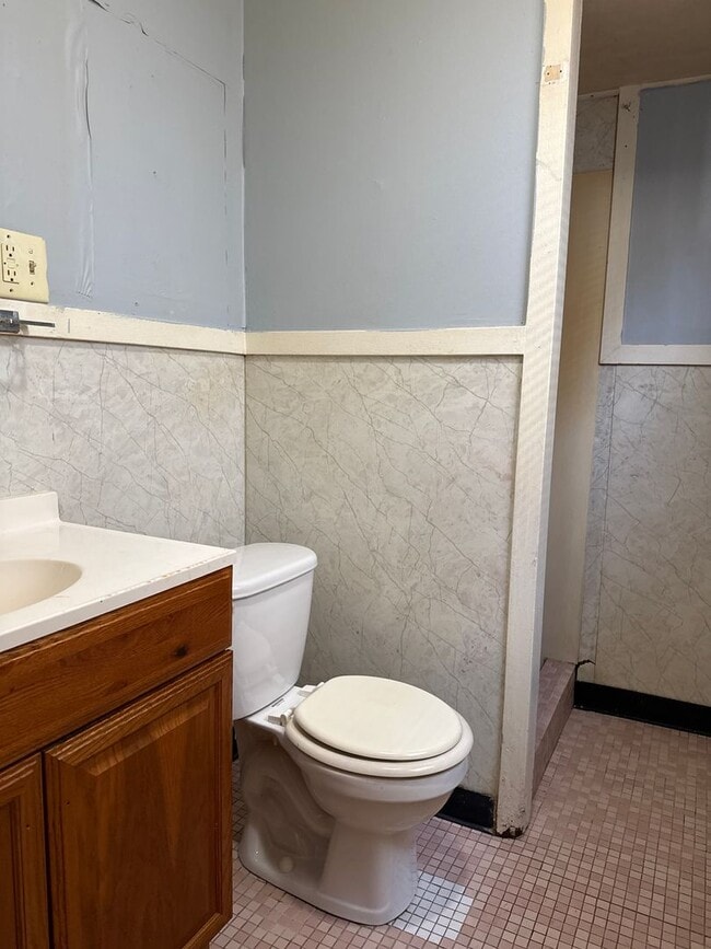 Building Photo - 2114 E Converse St