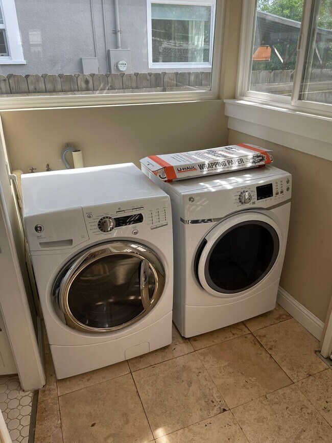 Building Photo - Single Family Home in East Sacramento W/Pool