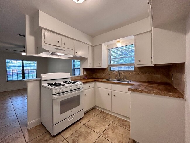 Building Photo - 6200 Palm Cir