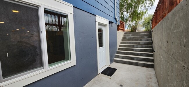 Building Photo - 413 N Walnut St