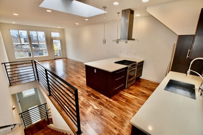 Primary Photo - Gorgeous Eastlake Townhome - Stellar Locat...