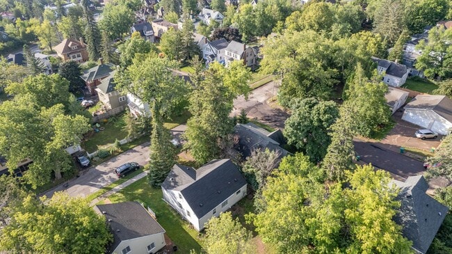 Building Photo - Duluth MN 5-Bedroom - 2-Bath Single Family