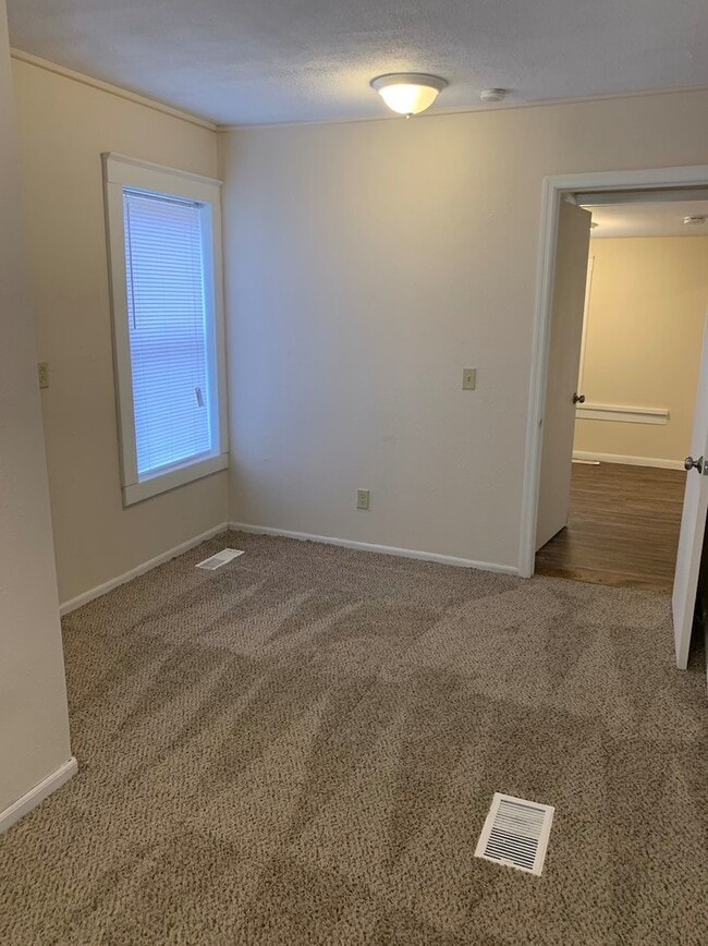 Building Photo - Updated and Spacious 2 Bedroom Home!