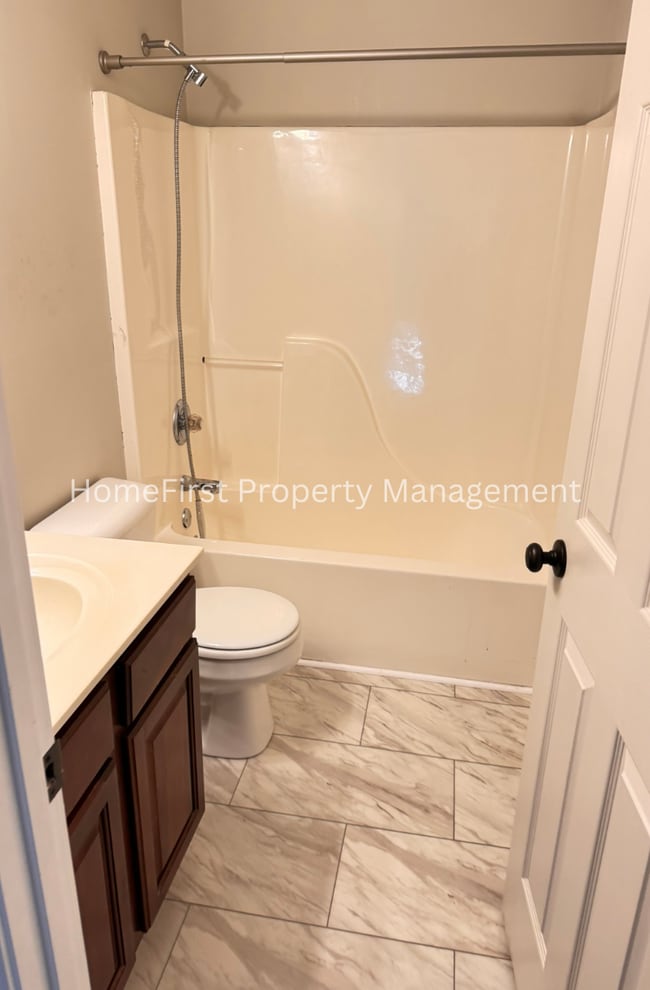 Building Photo - 860 Hidden Stream Dr