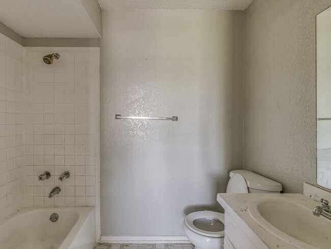 Building Photo - MOVE IN SPECIAL NO DEPOSIT OR APPLICATION ...