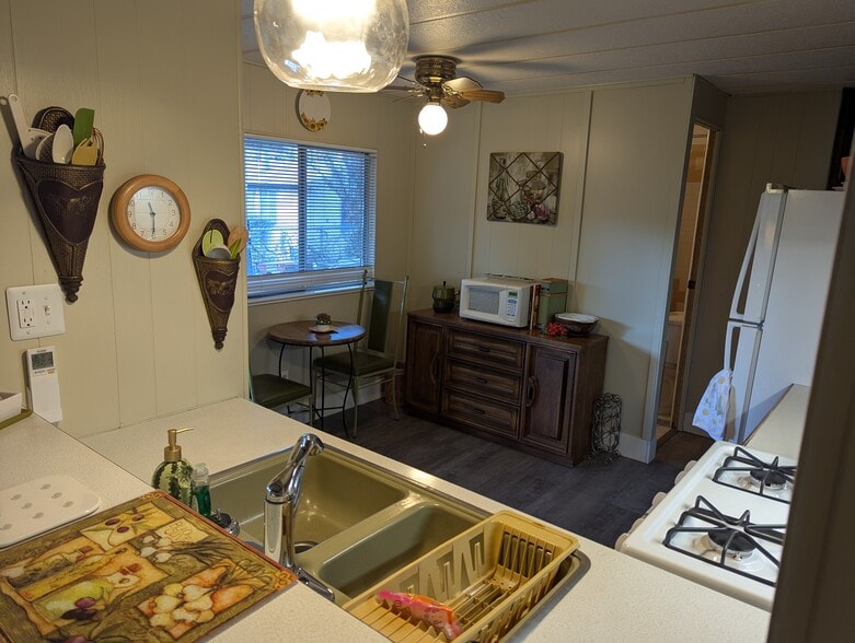 Building Photo - 1334 Boucher St