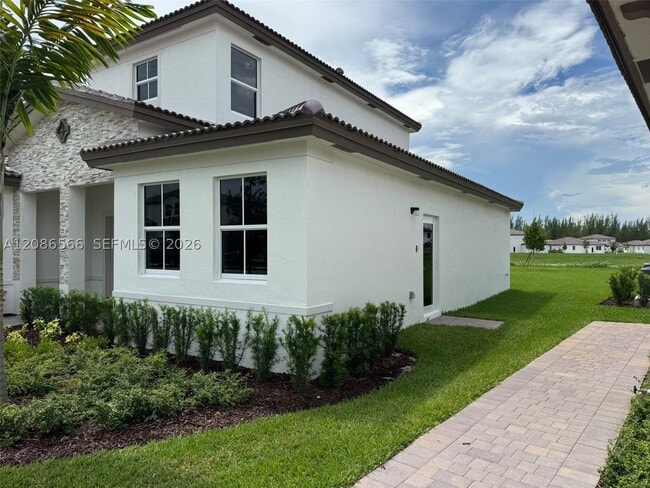 Building Photo - 2404 SE 29th Dr