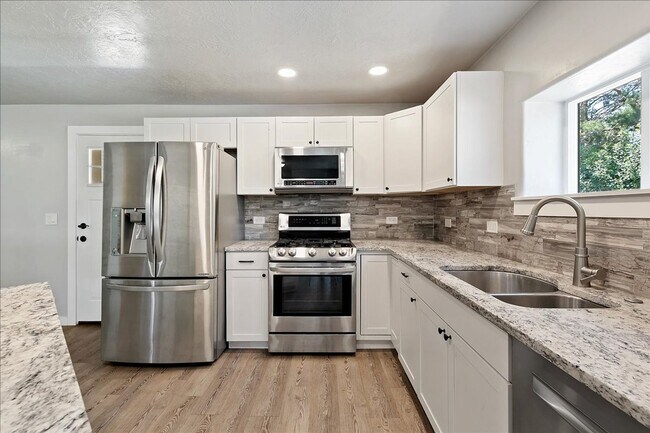 Building Photo - Spacious Middleton Home, Utilities & Lawn Care Included