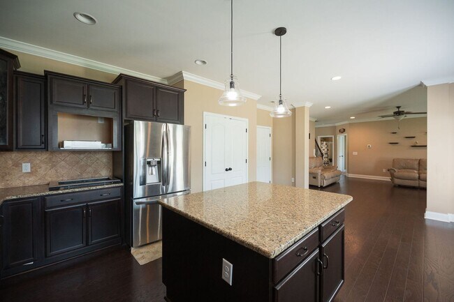 Building Photo - Spacious stunning 5-Bedroom 4 bathroom Home in a Desirable Neighborhood in Summerfield NC