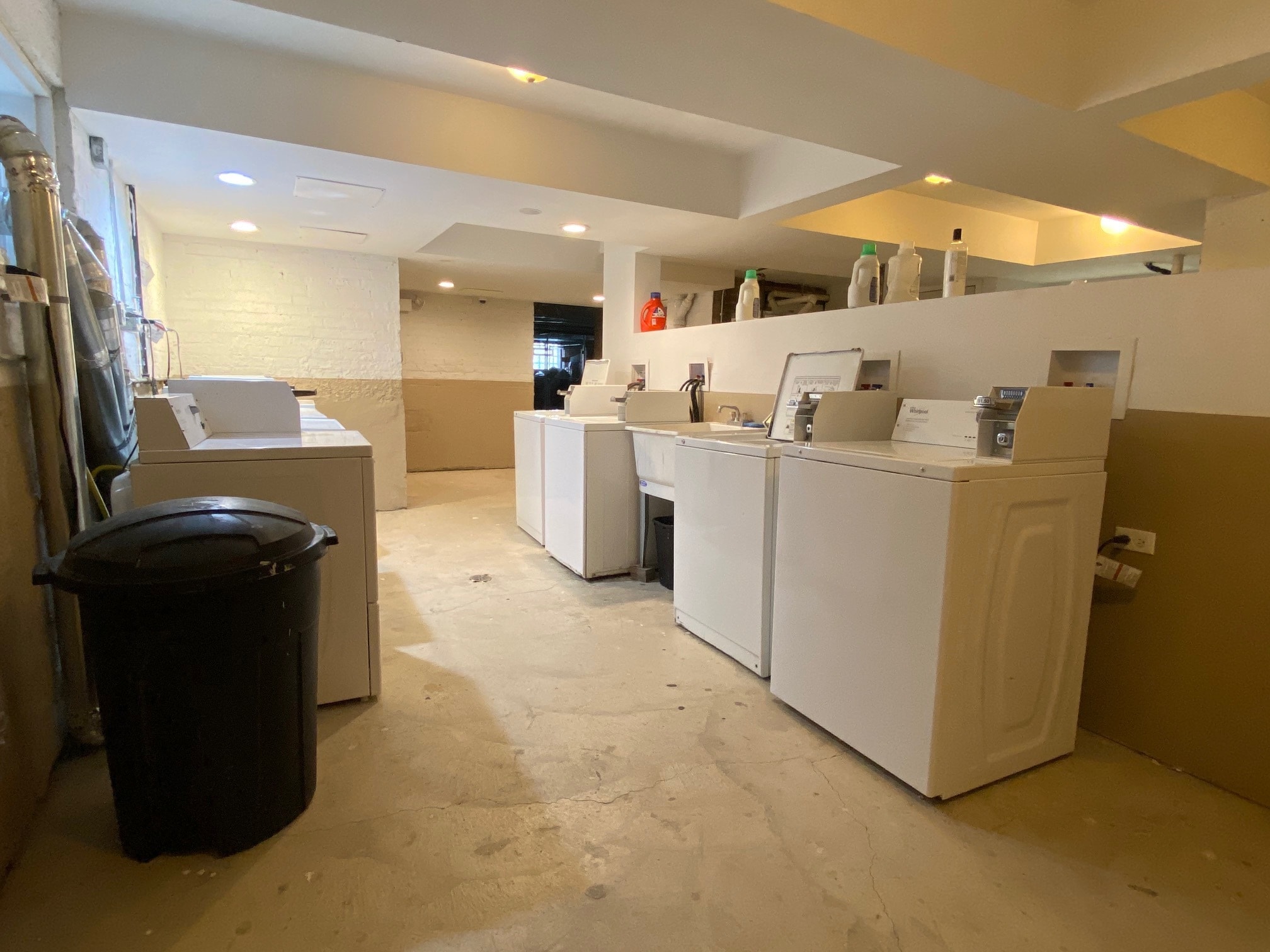 Building Photo - 1704 W Sunnyside Ave