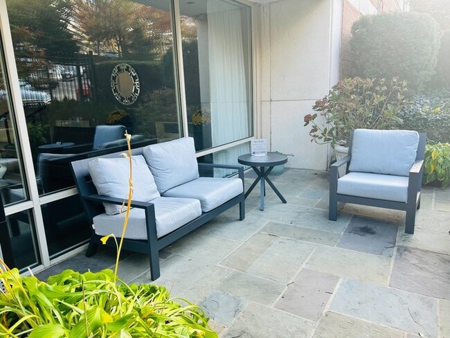 Building Photo - 1210 N Taft St