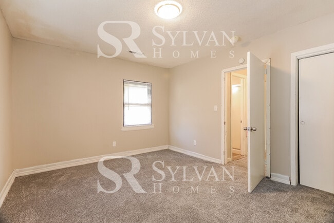 Building Photo - 3 BR, 2 BA home in Oakwood Estates