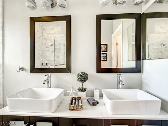 Building Photo - 13633 Admiral Ct