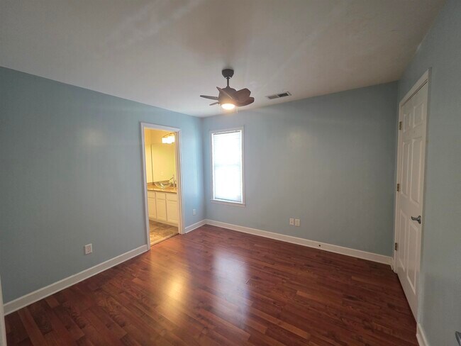 Building Photo - 1090 River Isle Dr