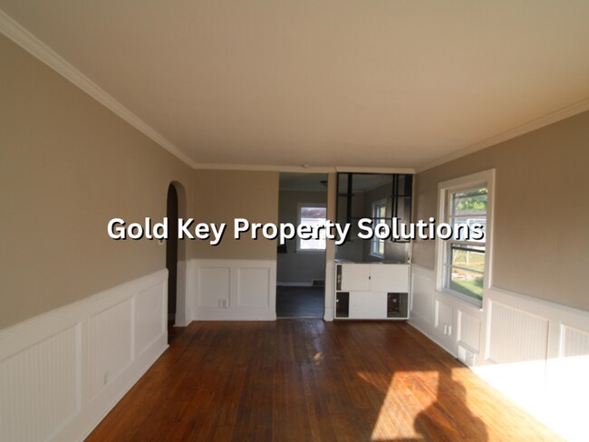 Building Photo - 3 BR 1 BA House with Garage Across from Pu...
