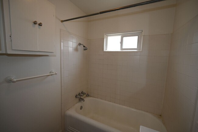 Building Photo - 1609diam