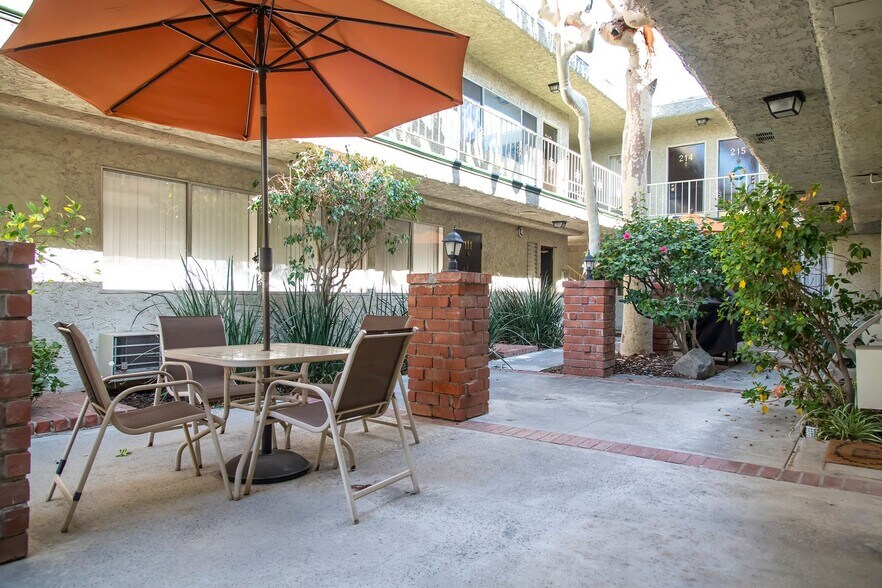 Interior Photo - 5851 Hazeltine Ave.