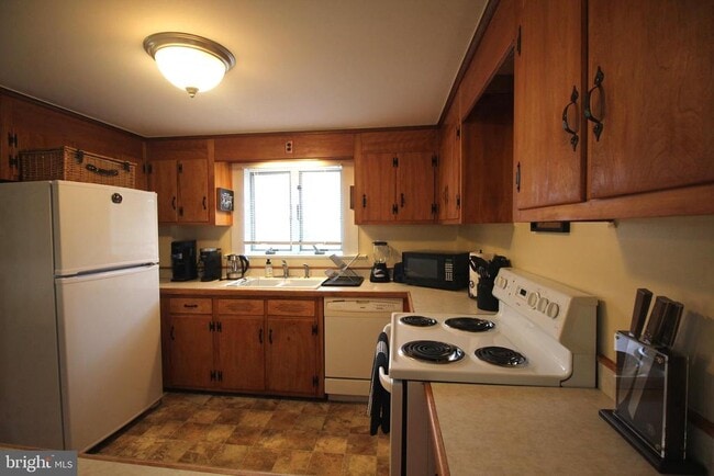 Building Photo - 48 Poor Farm Rd