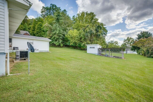 Building Photo - Beautifully updated 3 BR 1 BA home with ex...