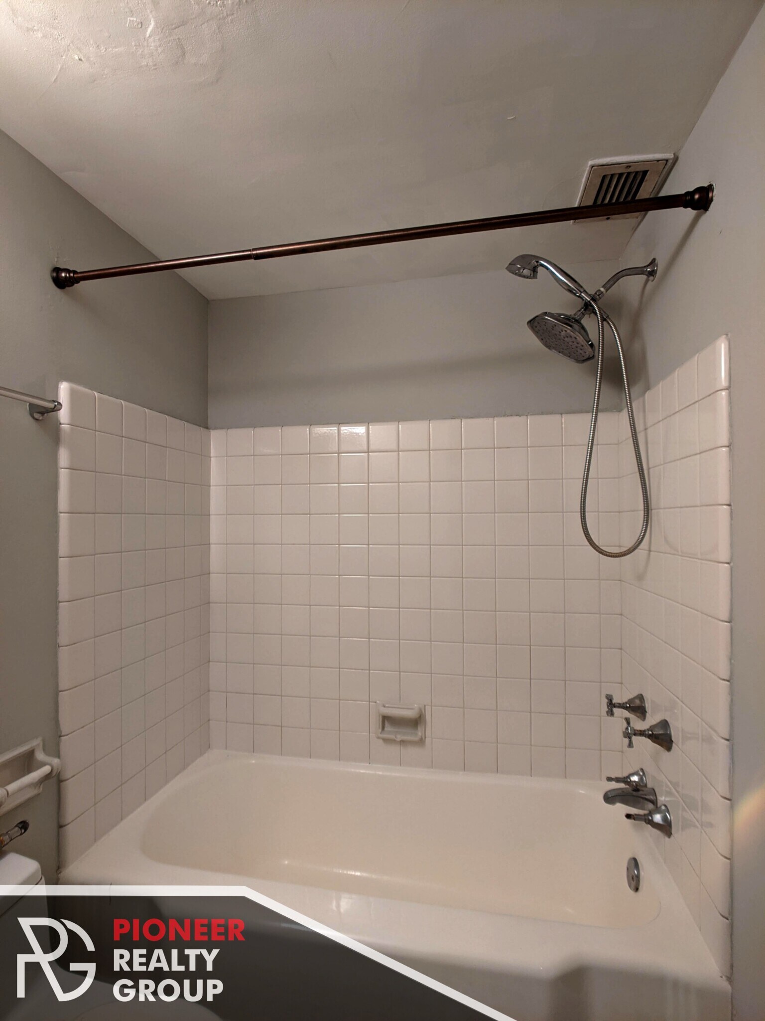 Building Photo - 429 W Wellington Ave