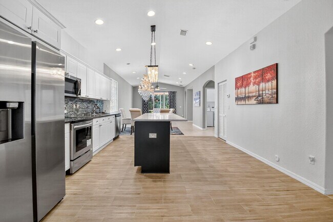 Building Photo - 8403 Siciliano St