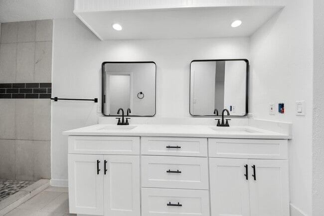 Building Photo - 2911 Meadowgrass Ln