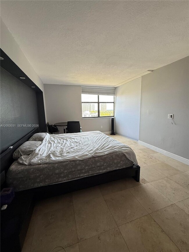 Building Photo - 3375 N Country Club Dr